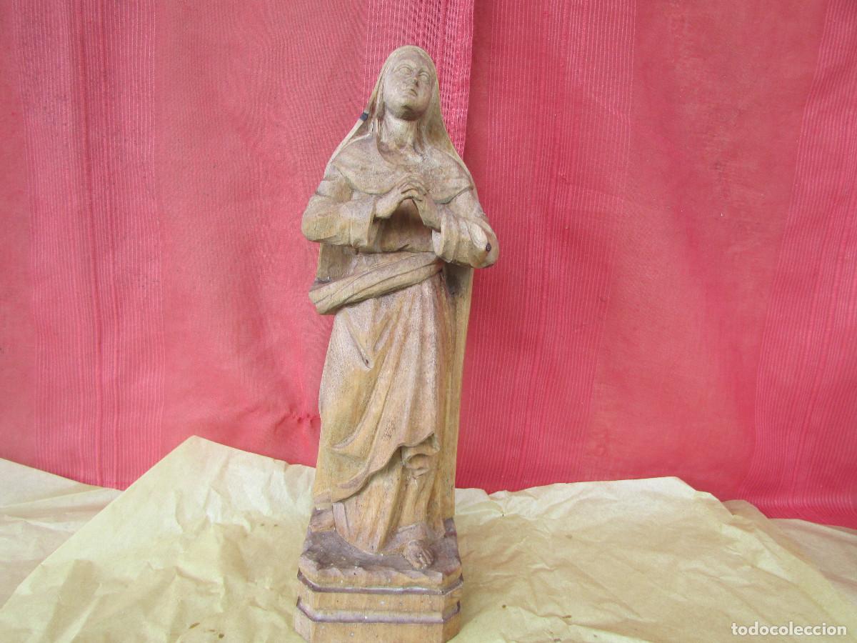 Antig&uuml;edades: Talla madera casta&ntilde;o VIRGEN MAR&Iacute;A orando 42 cm 50 a&ntilde;os