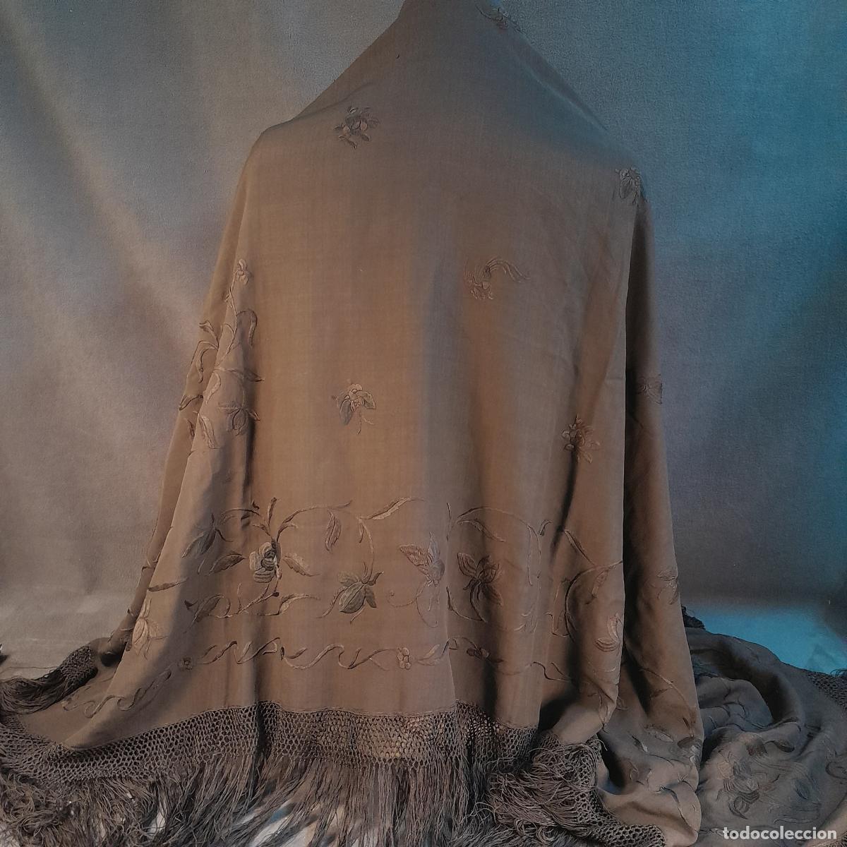 Antig&uuml;edades: 1- MANT&Oacute;N DE MANILA MARR&Oacute;N ANTIGUO ISABELINO CON BORDADOS. MEDIADOS S.XX