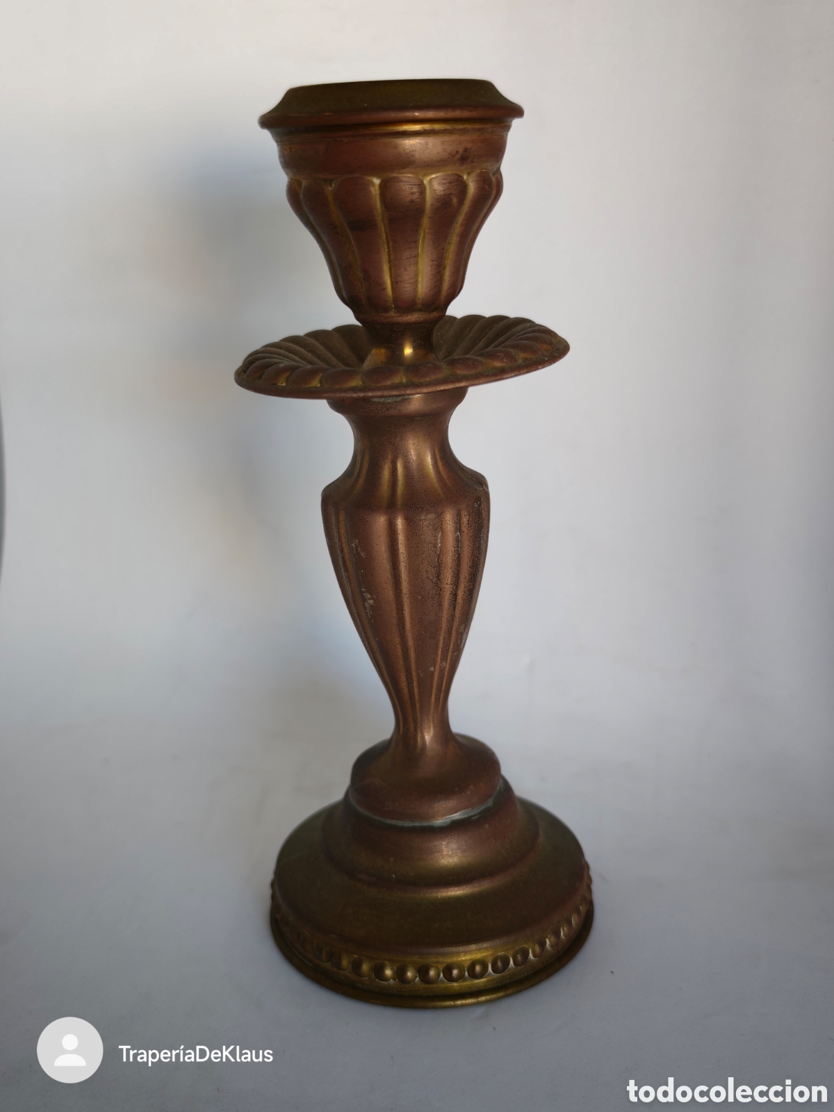 Antig&uuml;edades: Candelabro / Palmatoria de lat&oacute;n/bronce