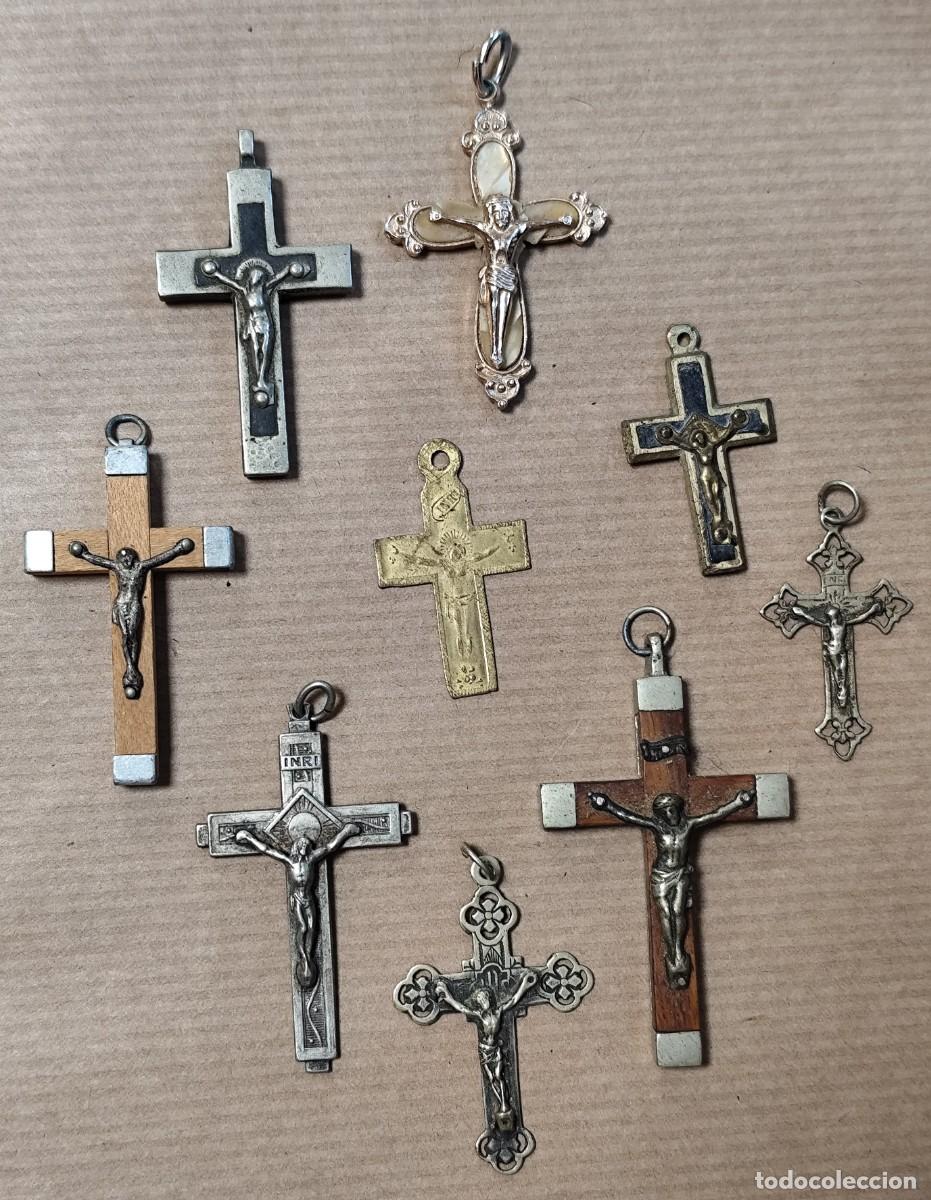 Antig&uuml;edades: Conjunto de nueve crucifijos antiguos de distintos materiales y estilo
