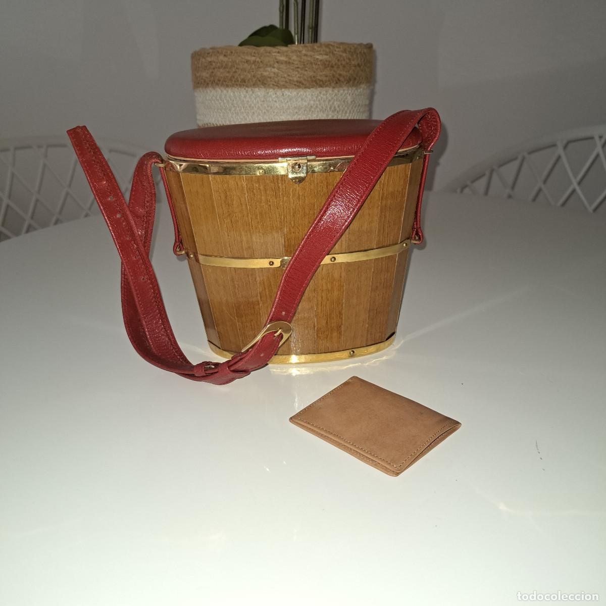 Antig&uuml;edades: BOLSO / CABAS - DUELAS DE MADERA / TAPA Y CINTUR&Oacute;N DE CUERO Y AROS Y HERRAJES DE LAT&Oacute;N