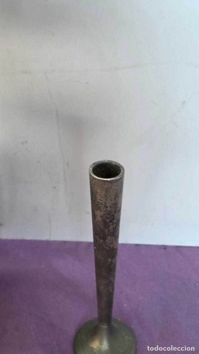 Antig&uuml;edades: florero metalico solitario