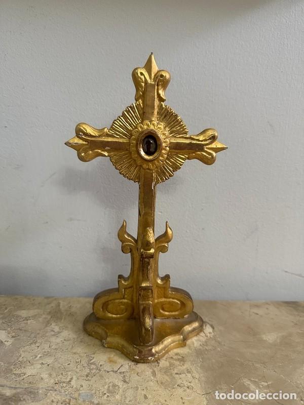 Antig&uuml;edades: CRUCIFIJO RELICARIO DE SOBREMESA, CON MADERA DORADA EN PAN DE ORO, RELIQUIA MARIA, S. XVIII