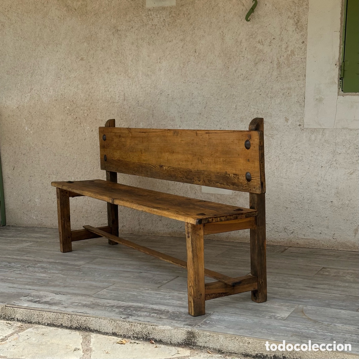 Antig&uuml;edades: Banco antiguo de iglesia, madera de pino y clavos de forja. R&uacute;stico jard&iacute;n porche