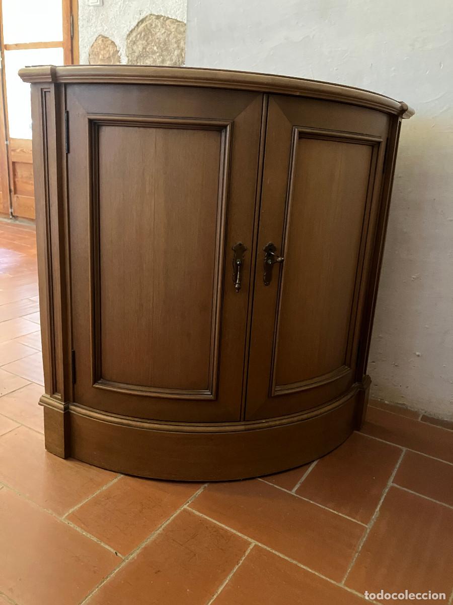 Antig&uuml;edades: Comoda esquinera redondeada de madera
