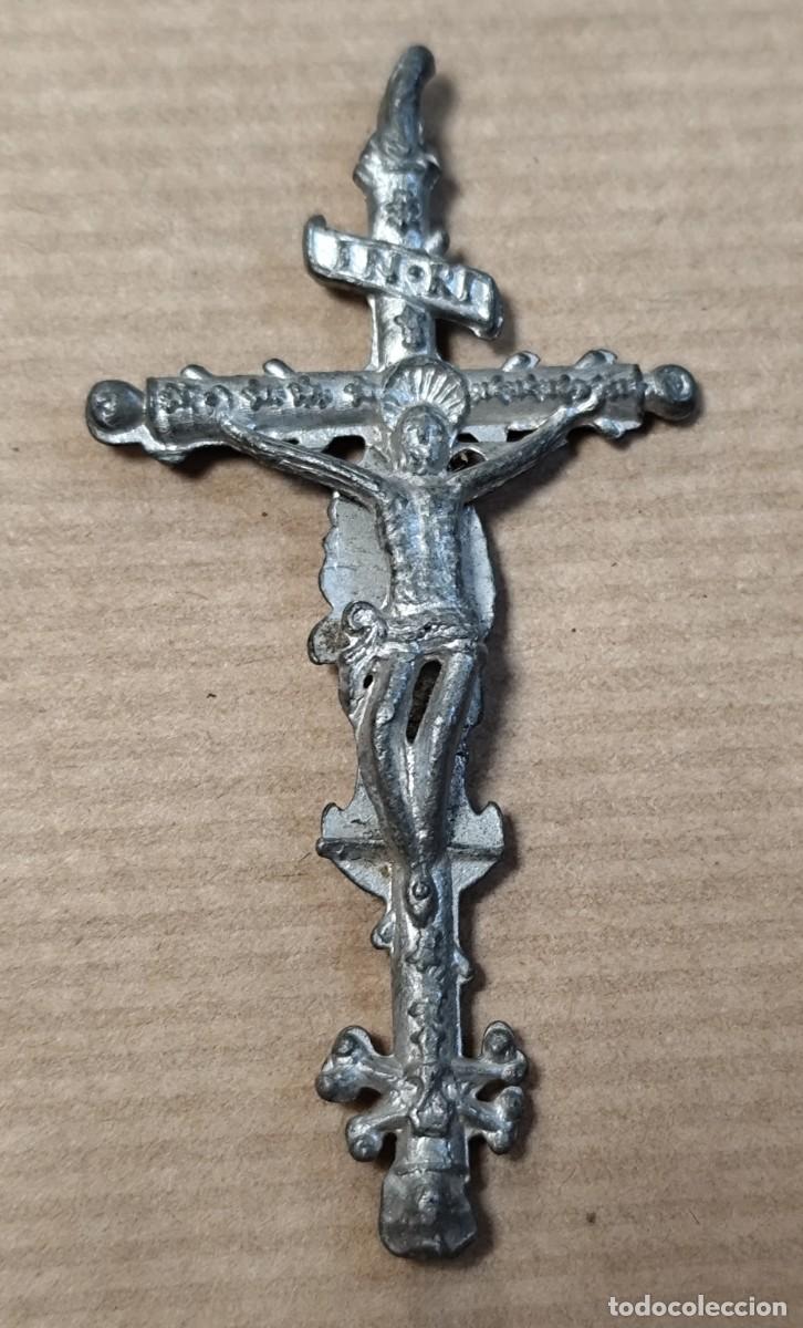 Antig&uuml;edades: Crucifijo met&aacute;lico con Cristo e imagen de la Virgen en el reverso