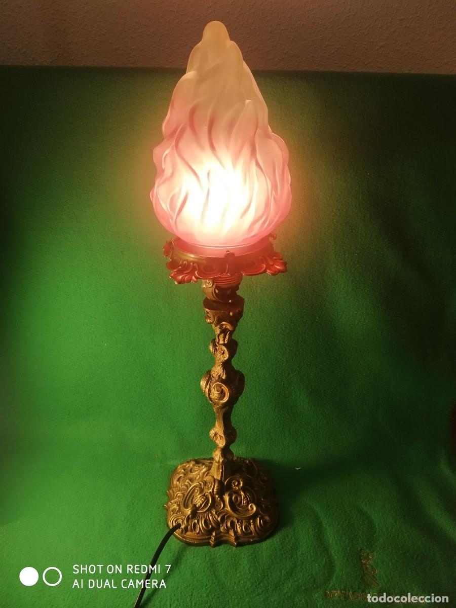 Antig&uuml;edades: ANTIGUA LAMPARA DE MESA EN BRONCE FUNDIDO CON TULIPA LLAMA COLOR.
