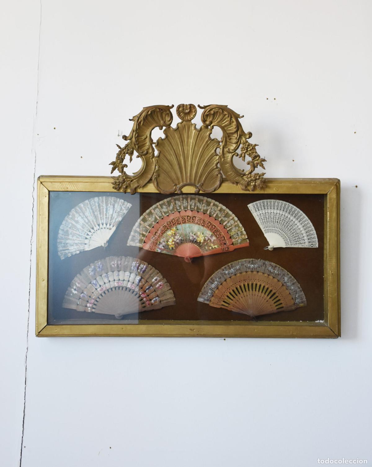 Antiquit&auml;ten: Coleccion de 5 abanicos antiguos en vitrina dorada