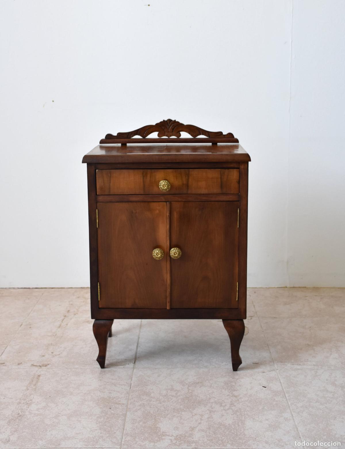 Antiques: Mesilla de noche con dos puertas