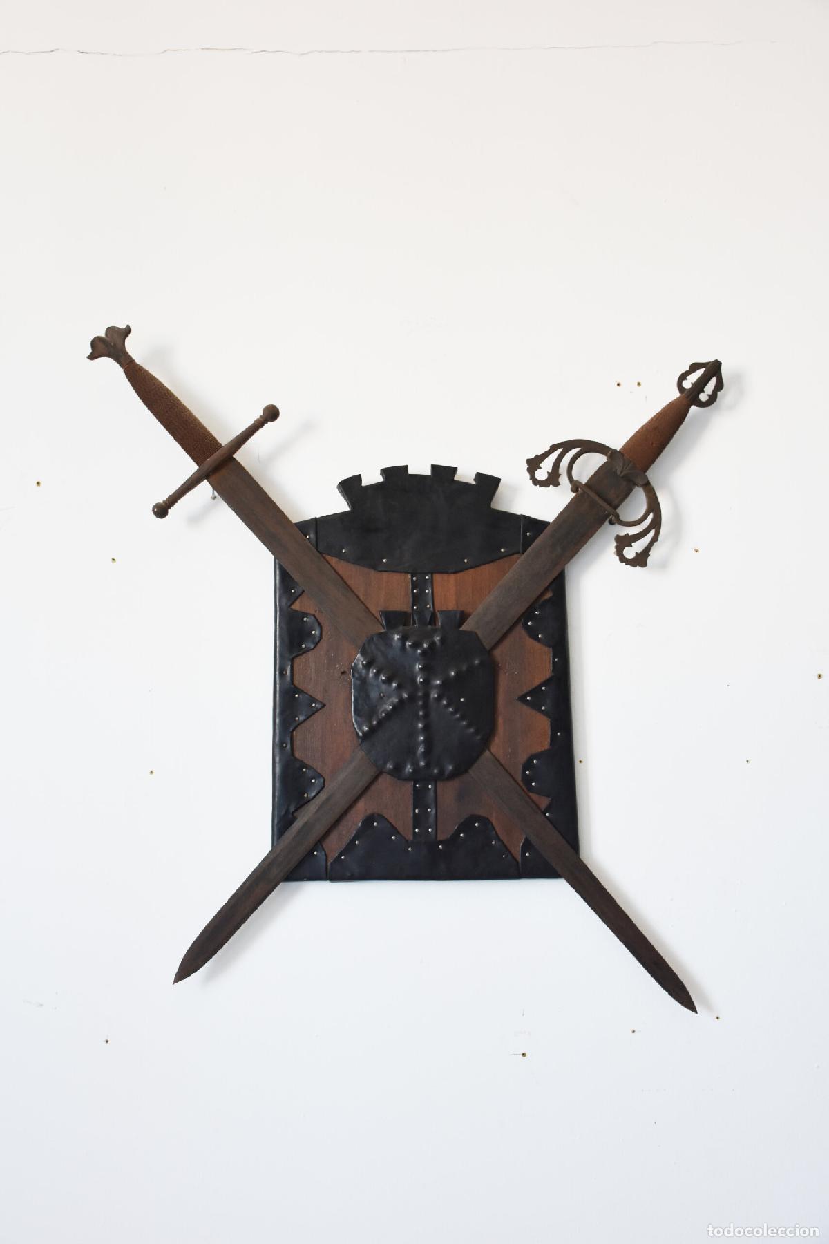 Antig&uuml;edades: Panoplia decorativa medieval con escudo y dos espadas