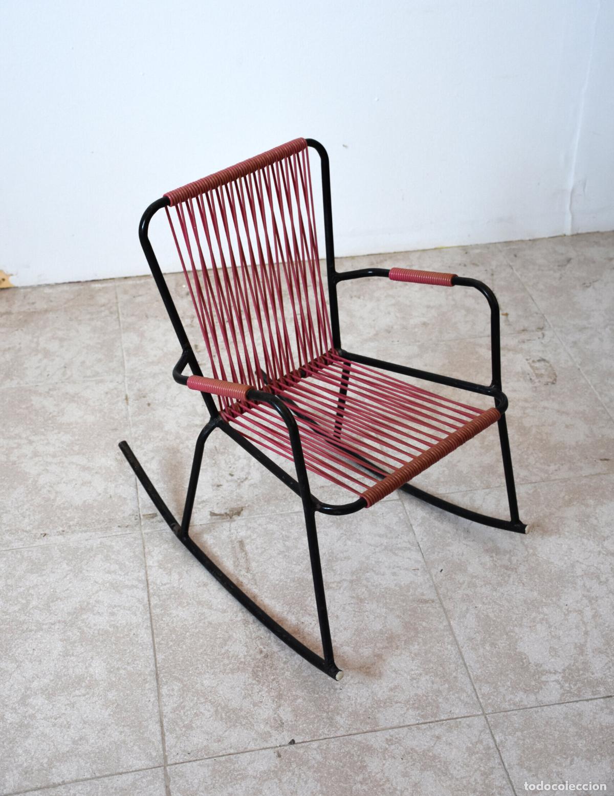 Antig&uuml;edades: Mecedora vintage de hierro y cordon trenzado rojo