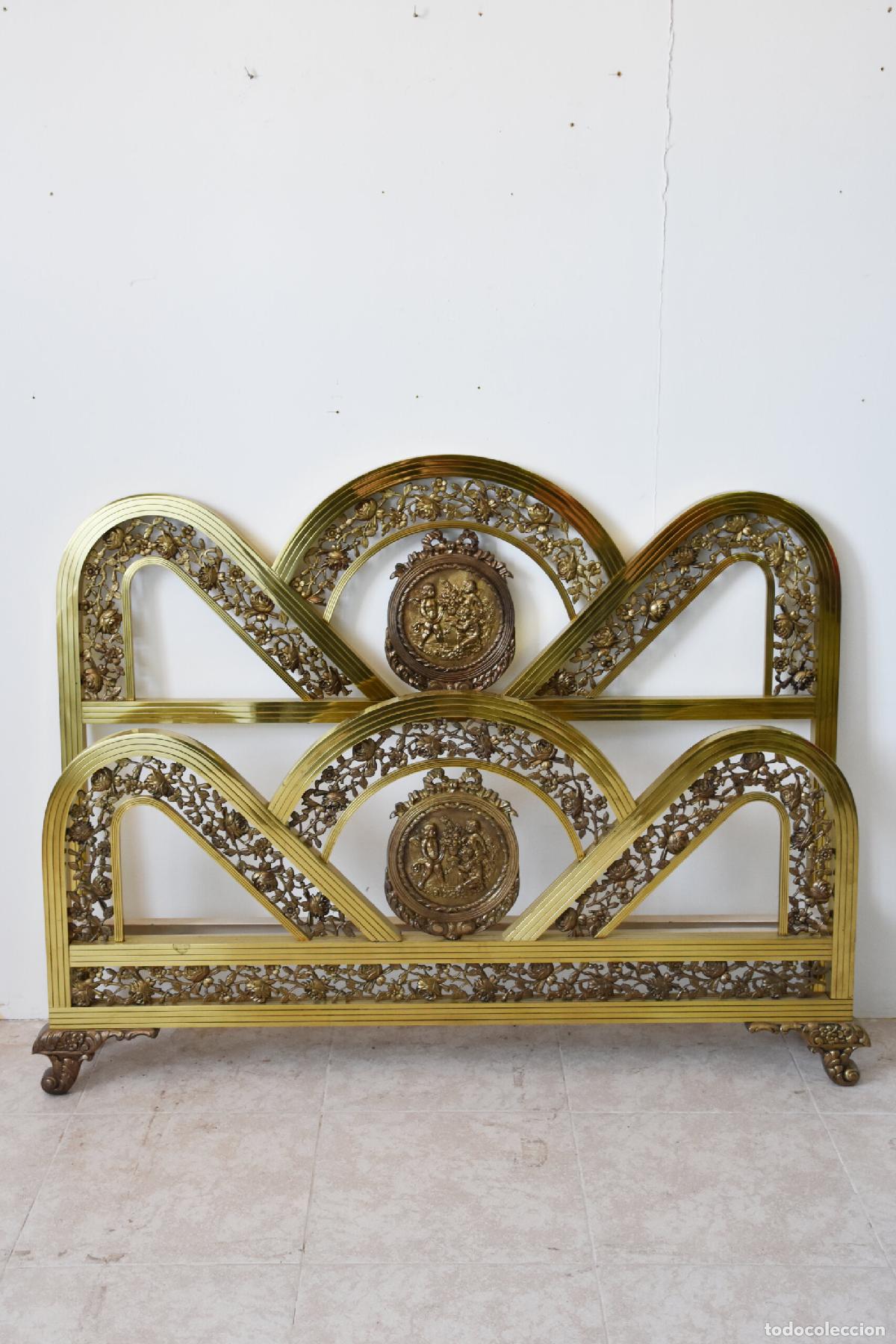 Antig&uuml;edades: Cama antigua de bronce con medallones