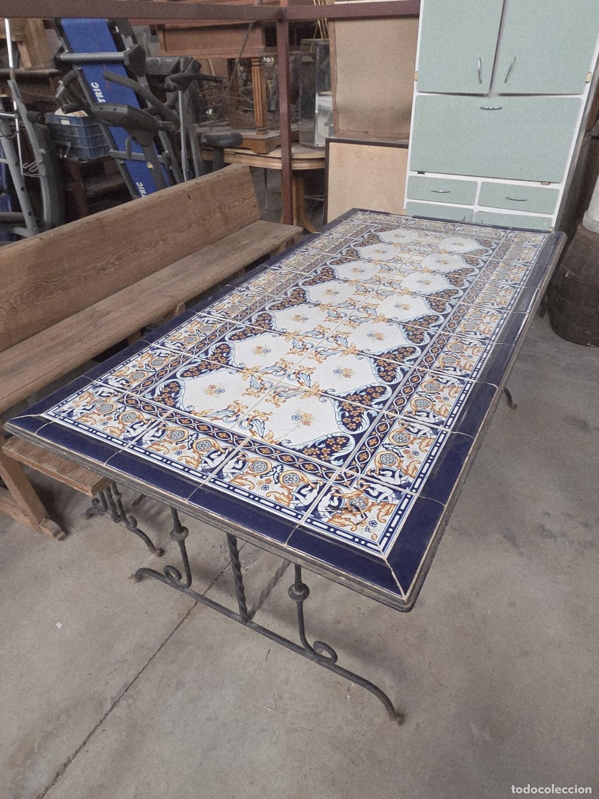 Antig&uuml;edades: Mesa de hierro y azulejos de ceramica