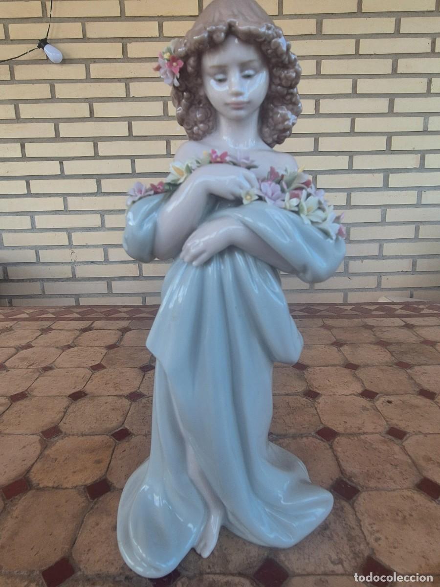 Antig&uuml;edades: Lladr&oacute;. Ni&ntilde;a con flores.
