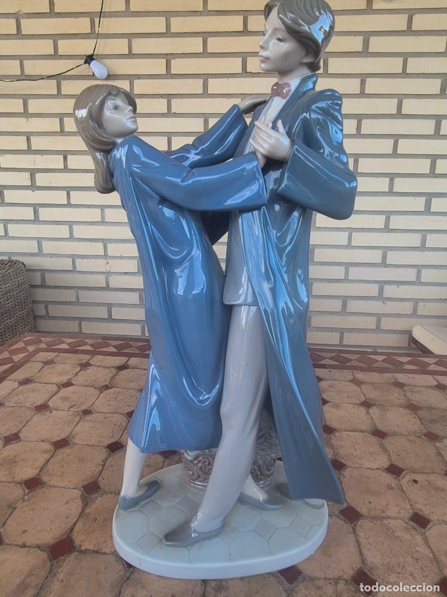 Antig&uuml;edades: Lladr&oacute;. Graduados bailando.