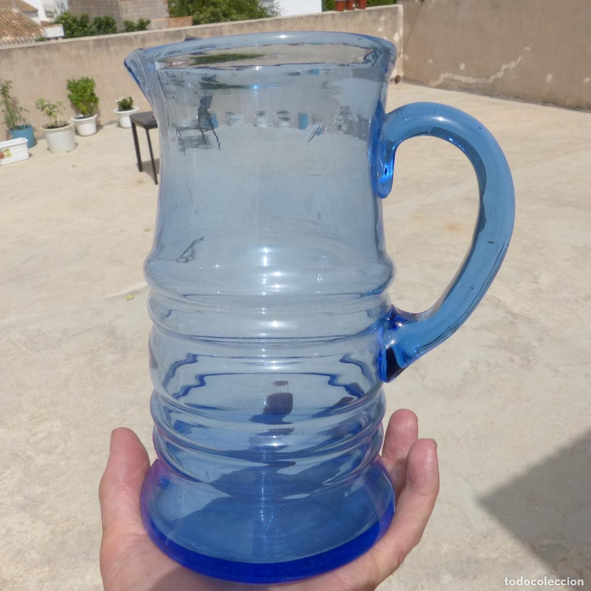 Antig&uuml;edades: Bonita jarra de vidrio azul soplado, 839gr. 20,4cm.