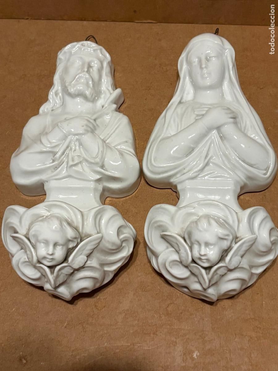 Antig&uuml;edades: Pareja de pilas o benditeras de porcelana francesa representando al Ecce Homo y a la Dolorosa