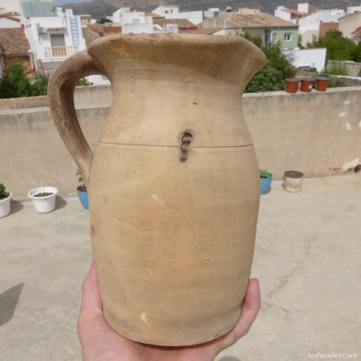 Antig&uuml;edades: Antigua jarra de ceramica , alfar extinto, medida para vino. Grieta, 1379gr. 21,2cm
