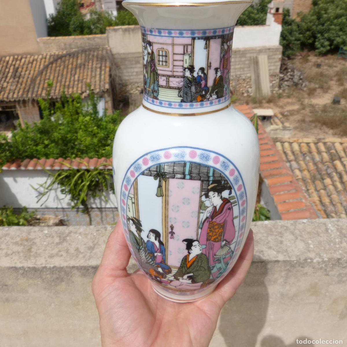 Antig&uuml;edades: Bonito jarron oriental de porcelana, Sanbo, made in spain, 536gr, 21cm.