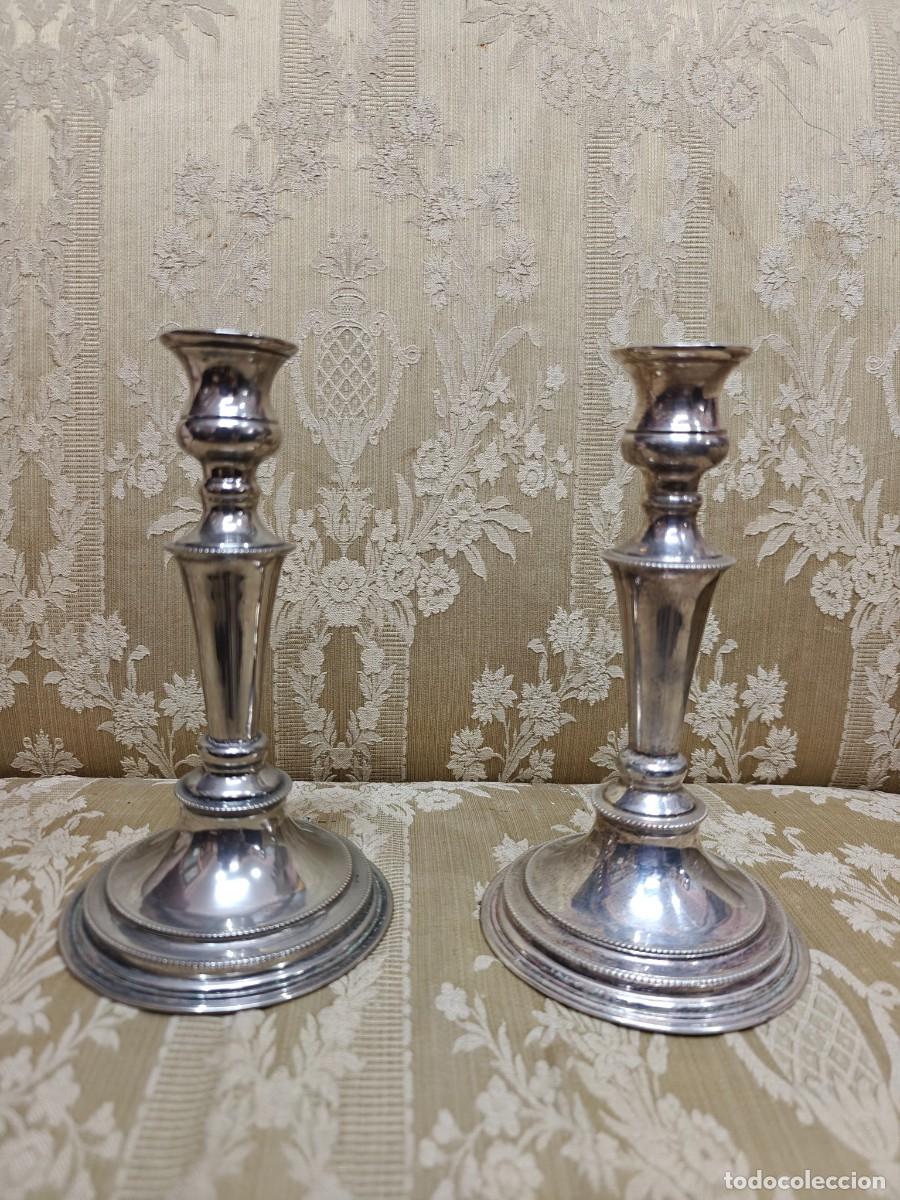 Antig&uuml;edades: Pareja de candelabros chapados en plata.