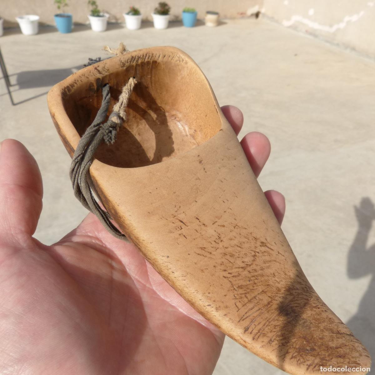 Antig&uuml;edades: Antigua zoqueta de segador tallada en madera. 83gr. 16cm.