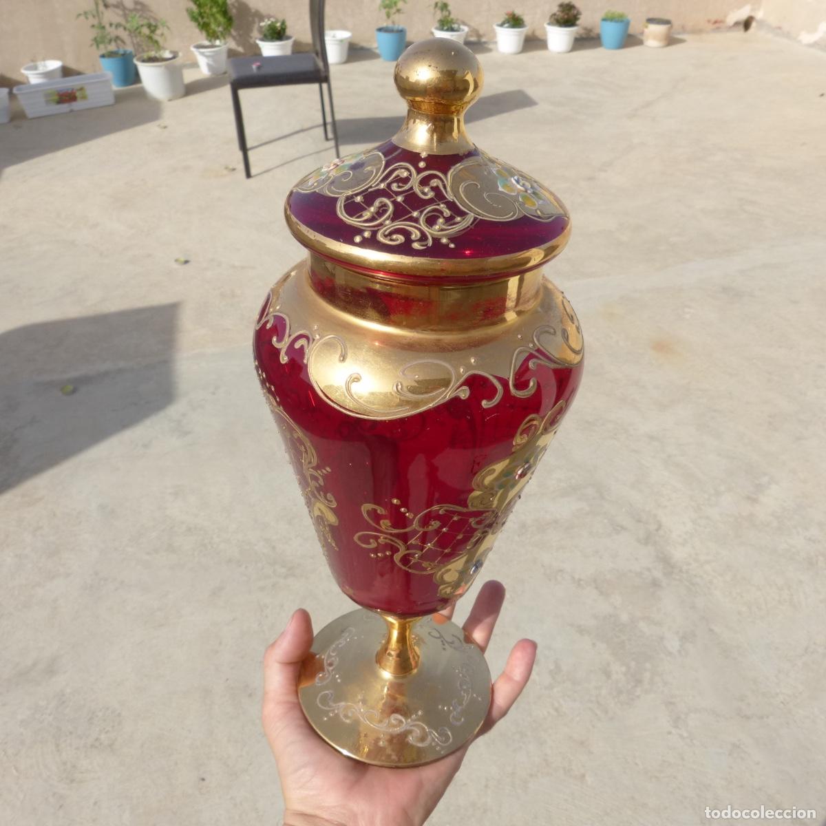 Antig&uuml;edades: Bonita copa de vidrio rojo soplado profusamente decorada, 35cm, 1036gr.