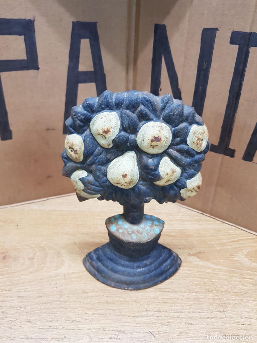 Antig&uuml;edades: RAMO DE FLOR HECHO EN HIERRO