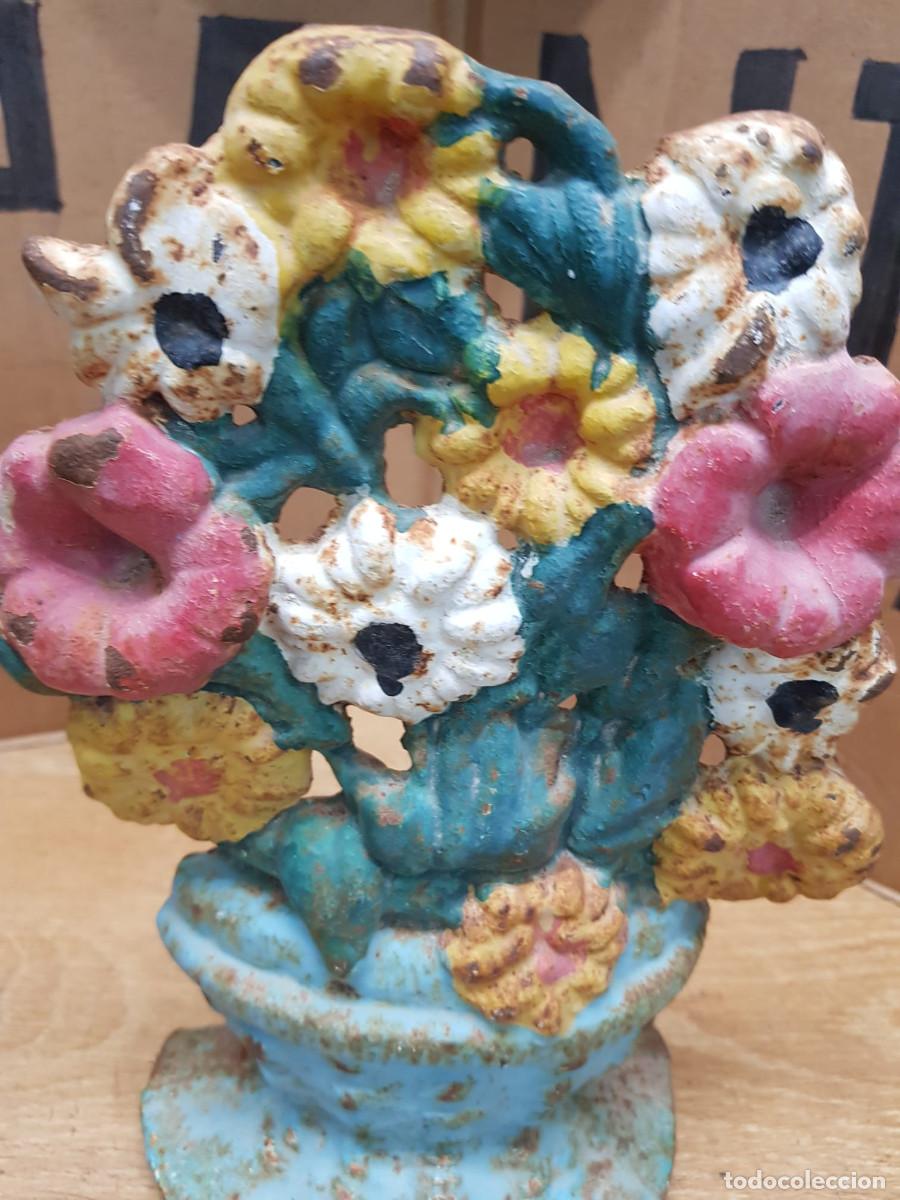 Antig&uuml;edades: RAMO DE FLOR HECHO EN HIERRO - Foto 2