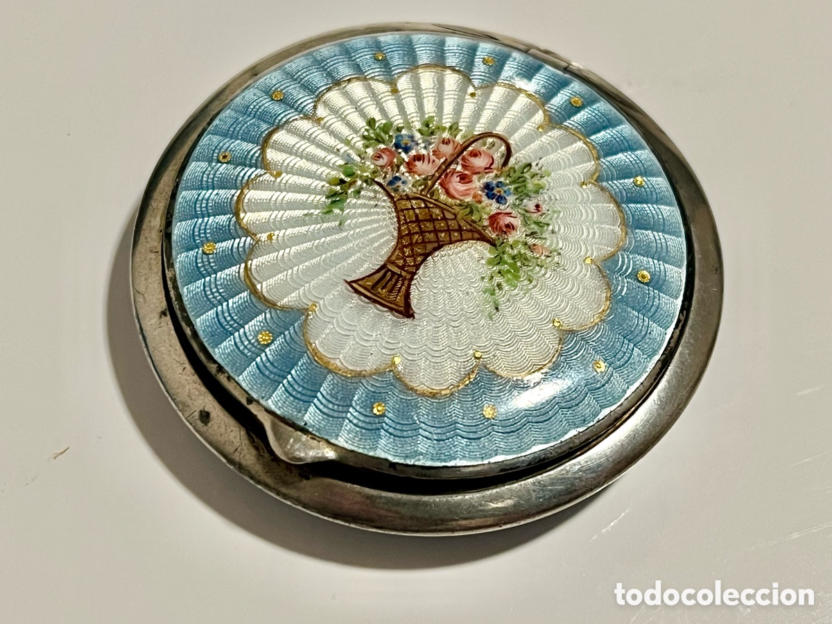 Antig&uuml;edades: Polvera redonda antigua eduardiana de plata con esmalte guilloch&eacute;, canasta flores