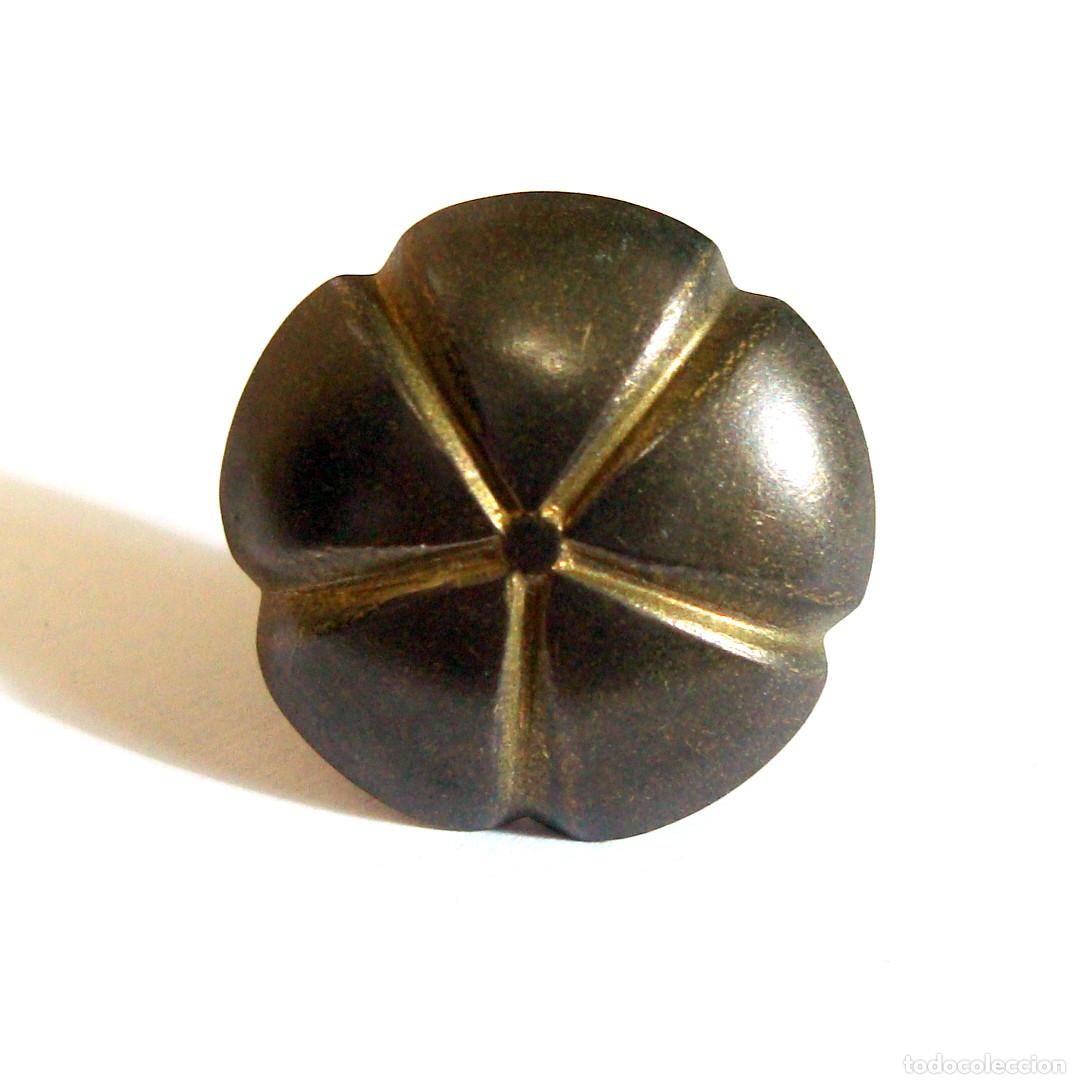 Antig&uuml;edades: Chincheta antigua para tapicer&iacute;a o decoraci&oacute;n Color Oro, Di&aacute;metro 2 cm