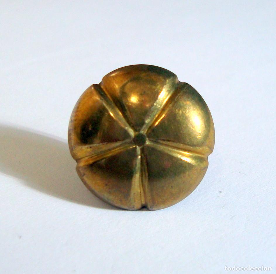 Antig&uuml;edades: Chincheta antigua para tapicer&iacute;a o decoraci&oacute;n Color Oro, Di&aacute;metro 2 cm
