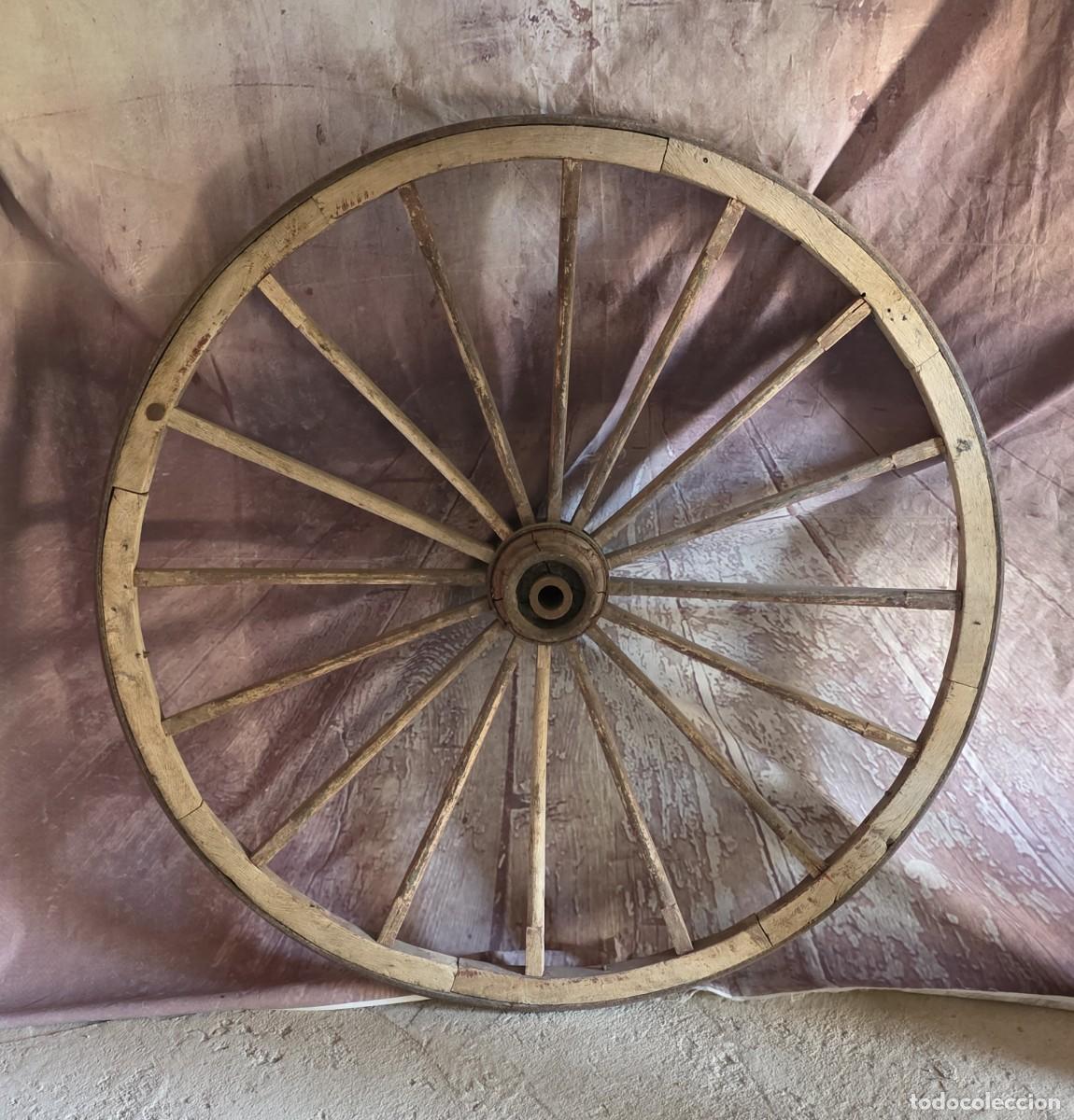 Antig&uuml;edades: Rueda de carro de madera de estilo r&uacute;stico