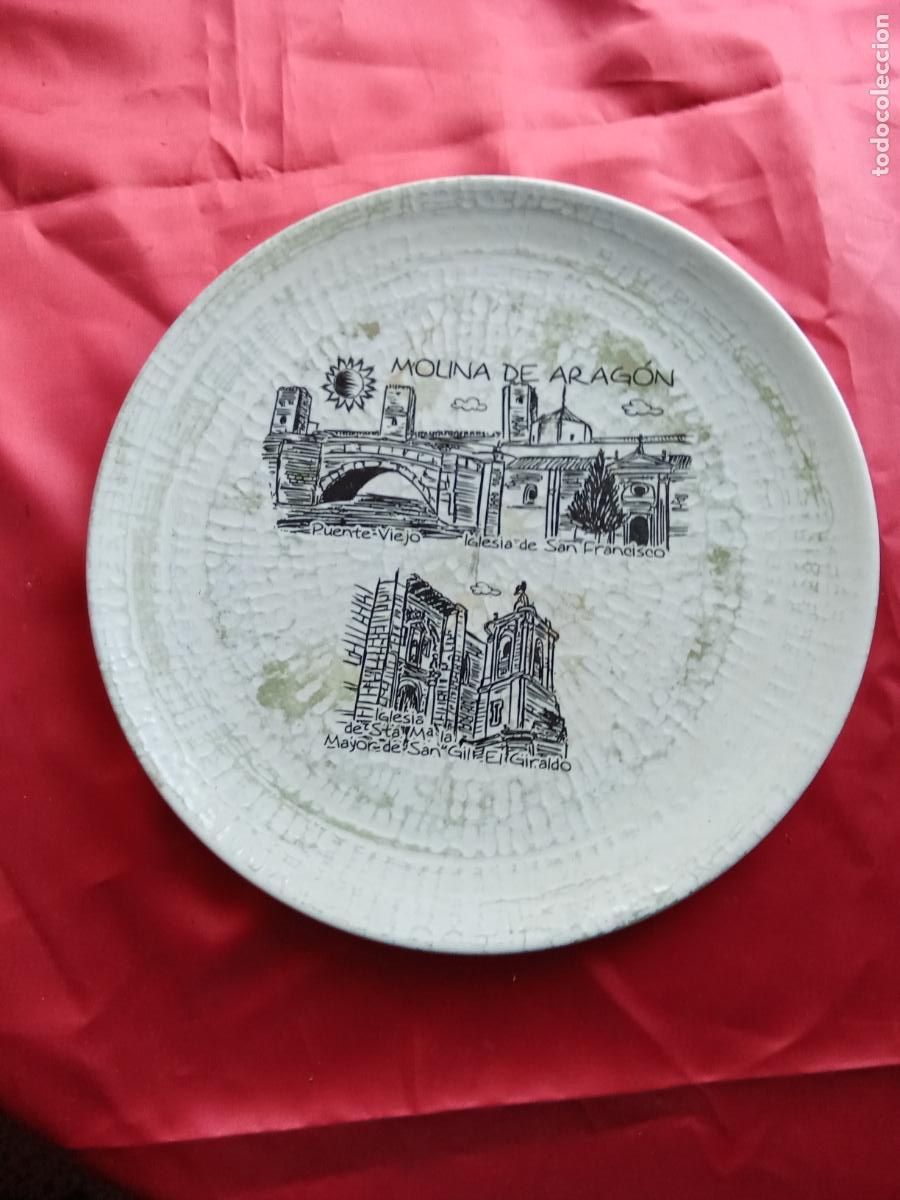 Antig&uuml;edades: Bonito plato cer&aacute;mico molina de Arag&oacute;n. Mueble gris corredor