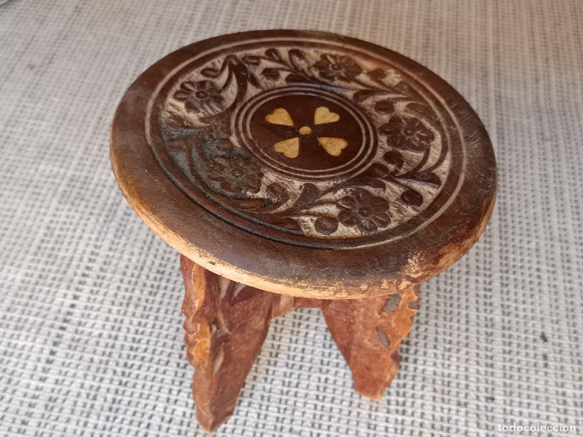 Antig&uuml;edades: Peque&ntilde;a mesa/ taburete moruno en madera labrada con incrustaciones en hueso.