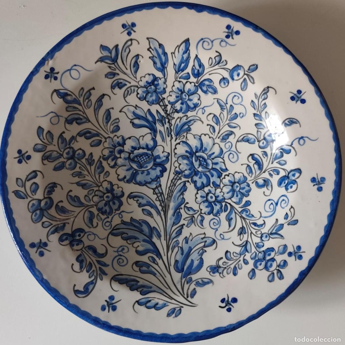 Antig&uuml;edades: Plato Talavera firmado - Ramo de flores azul y blanco