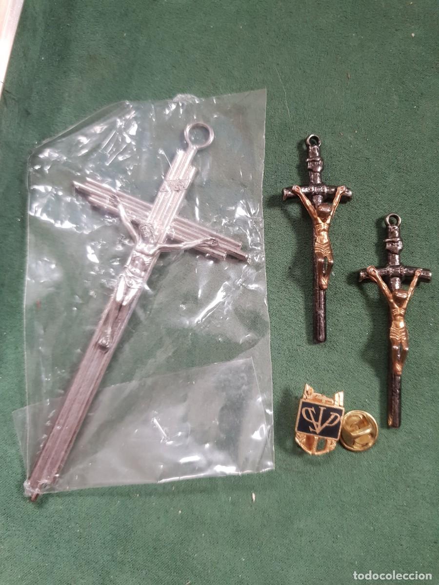 Antig&uuml;edades: Lote religioso crucifijos y pin