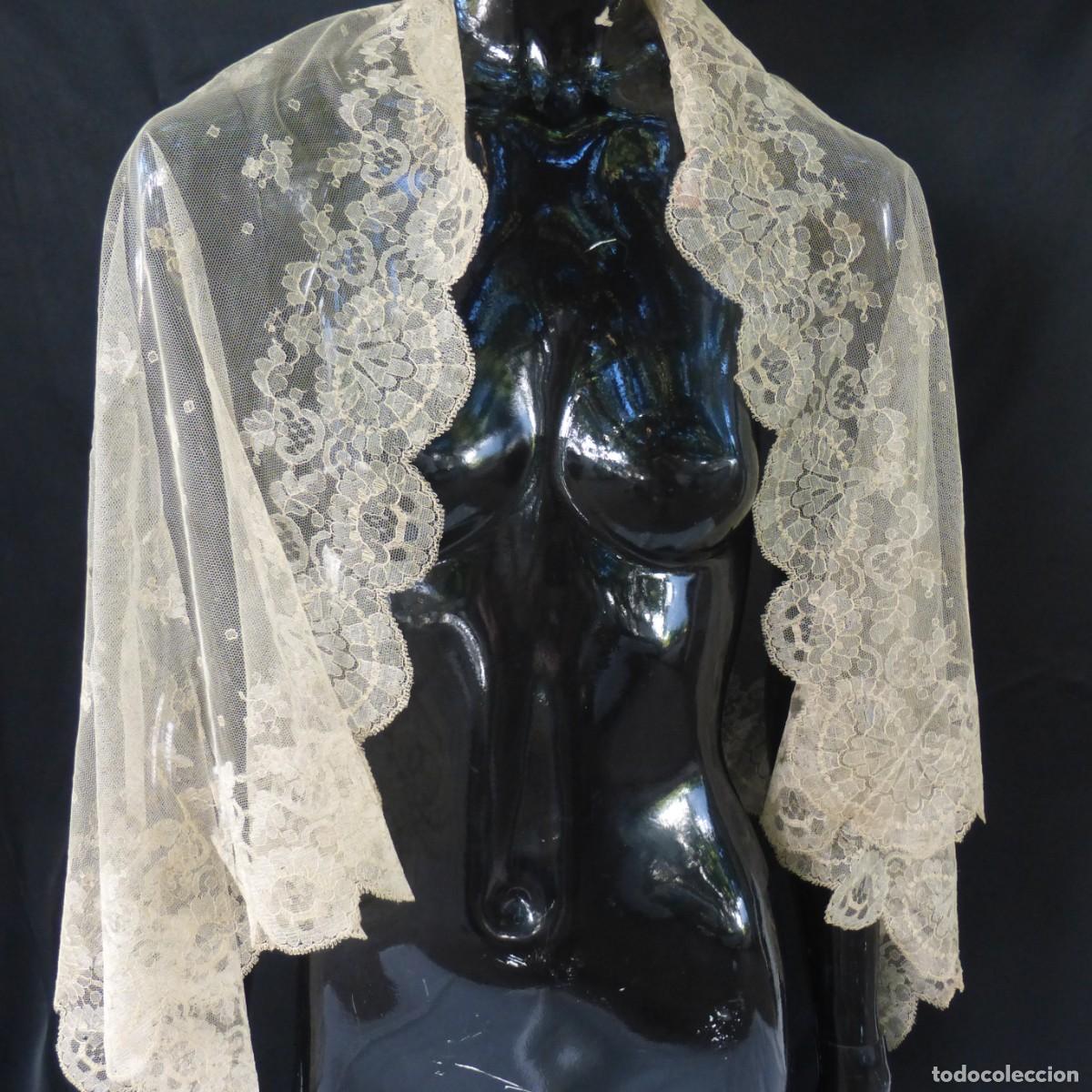 Antig&uuml;edades: ANTIGUA PEQUE&Ntilde;A MANTILLA SEDA ? ETIQUETA ENCAJE BLONDA VIRGEN NOVIA PPIO. XIX DEFECTOS LACE WEDDING