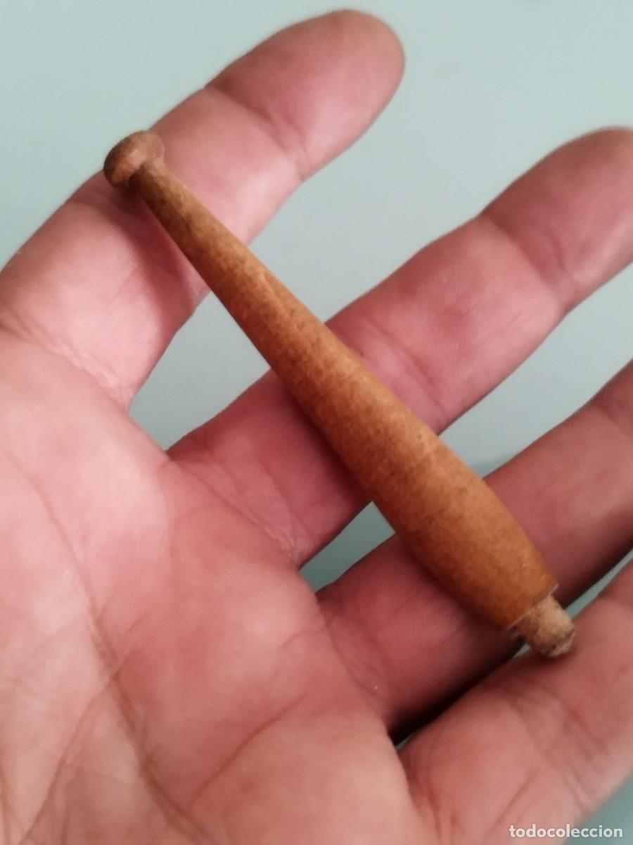Antig&uuml;edades: Antigua pieza de madera tipo bolillo o mango. A identificar.