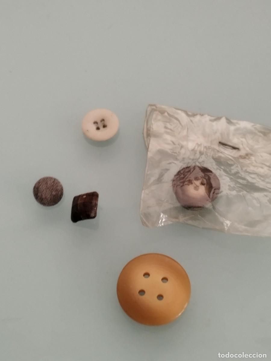 Antig&uuml;edades: Lote de 5 botones de diferentes modelos.