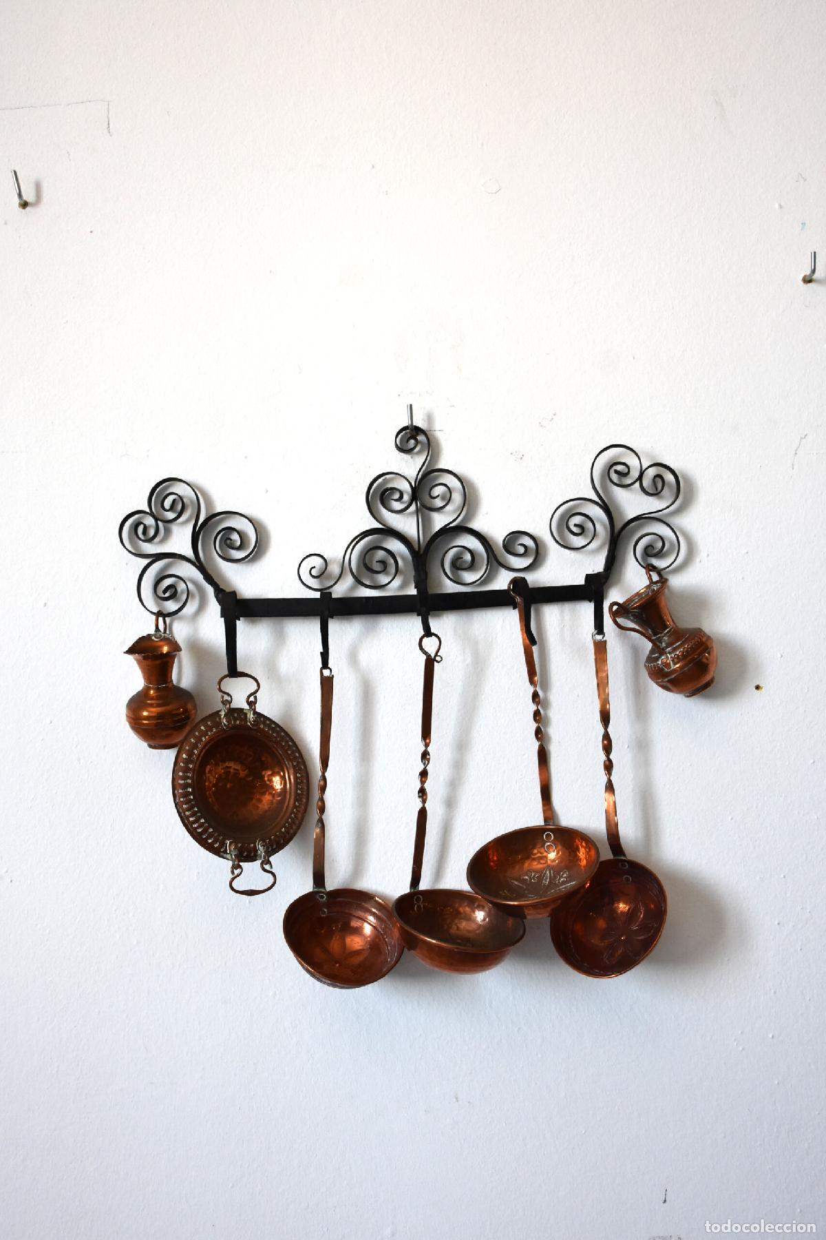 Antiques: Juego cazos cobre soporte forja
