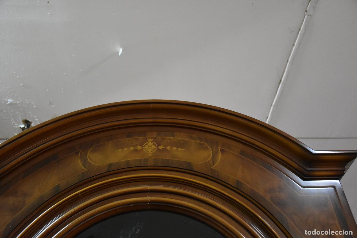 Antig&uuml;edades: Vitrina madera con marqueteria y cristal - Foto 2