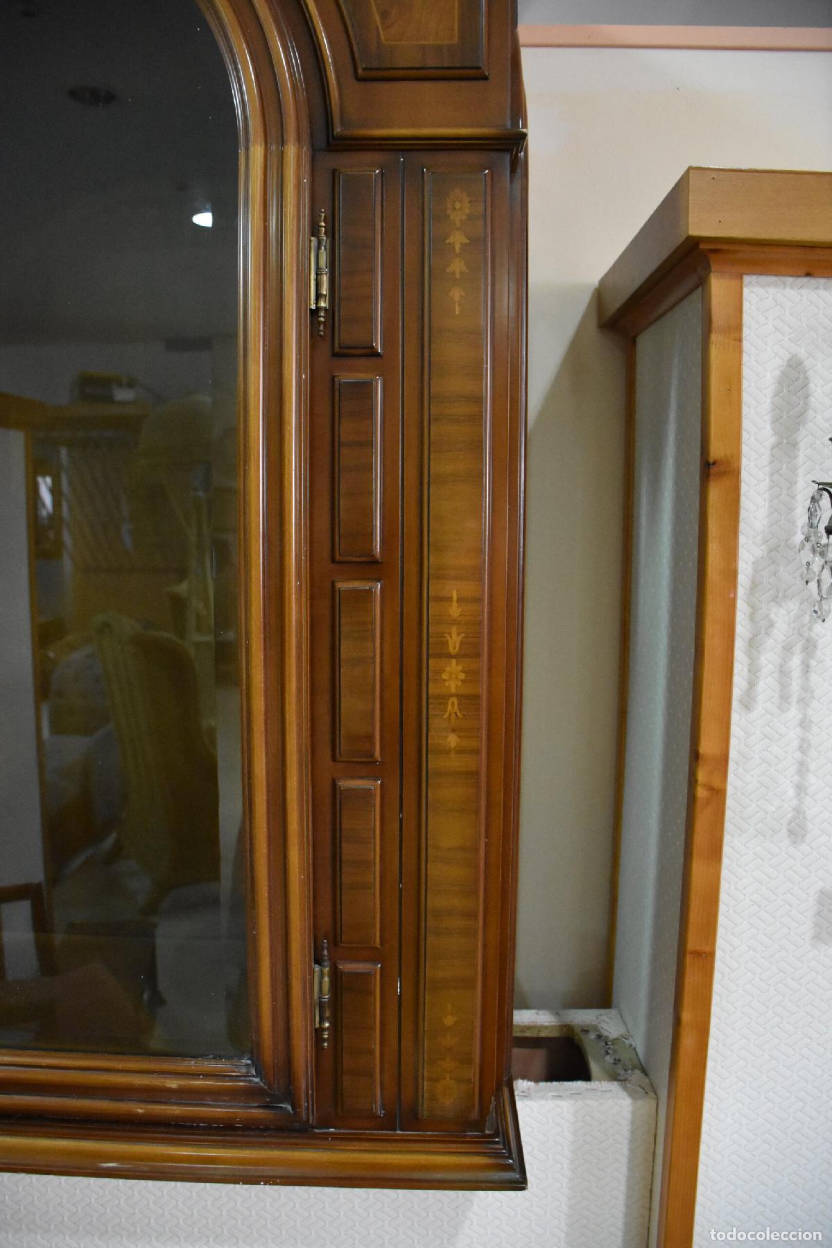 Antig&uuml;edades: Vitrina madera con marqueteria y cristal - Foto 3