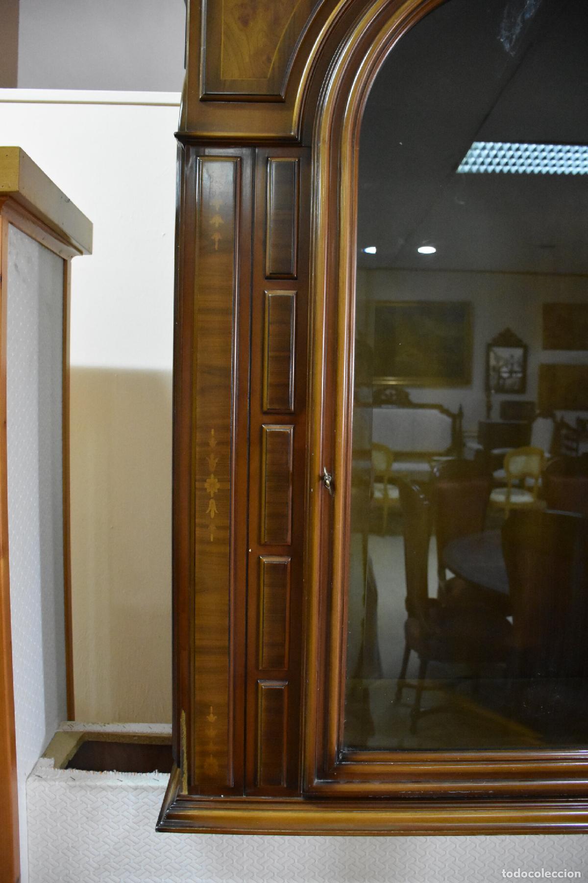 Antig&uuml;edades: Vitrina madera con marqueteria y cristal - Foto 4