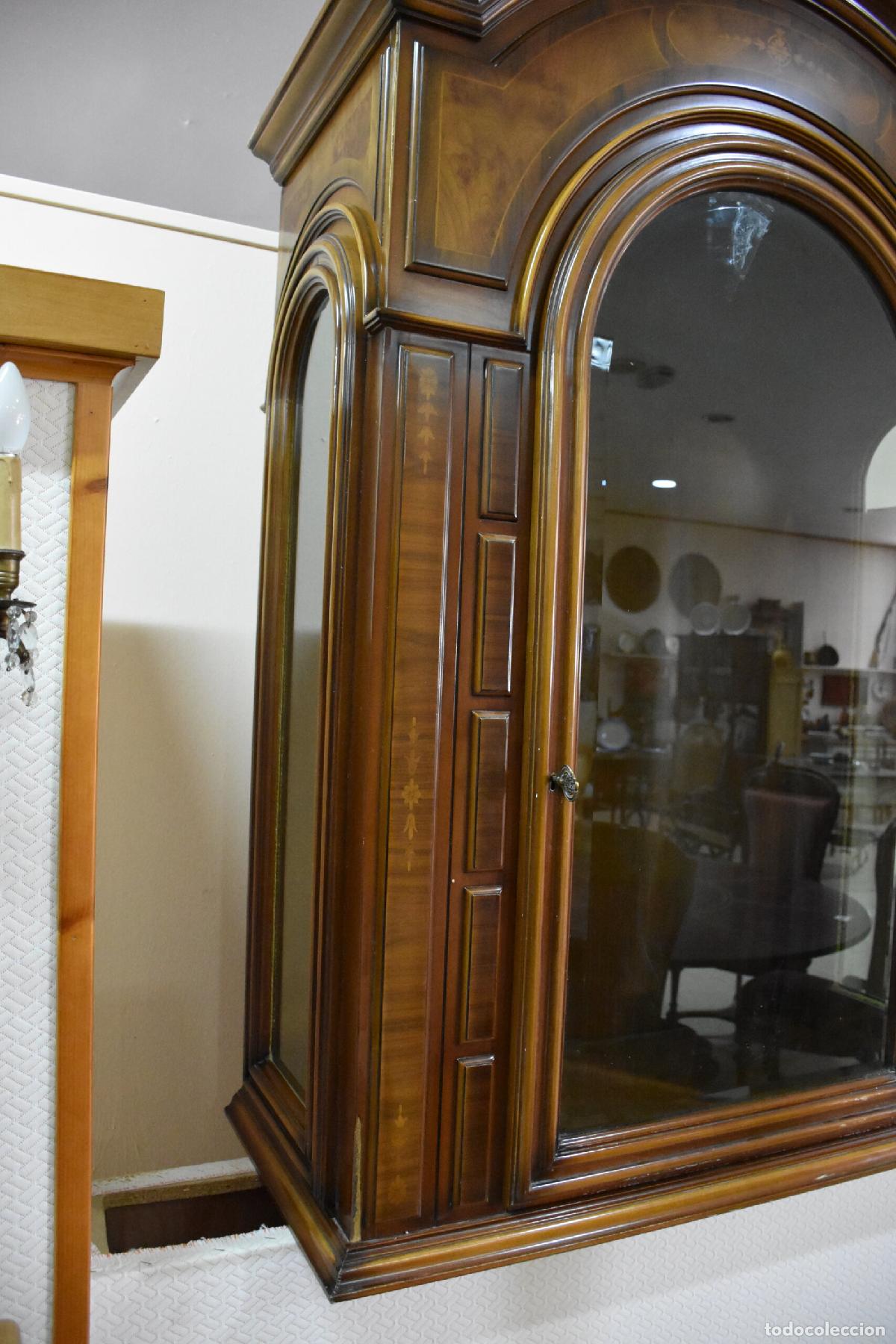 Antig&uuml;edades: Vitrina madera con marqueteria y cristal - Foto 6