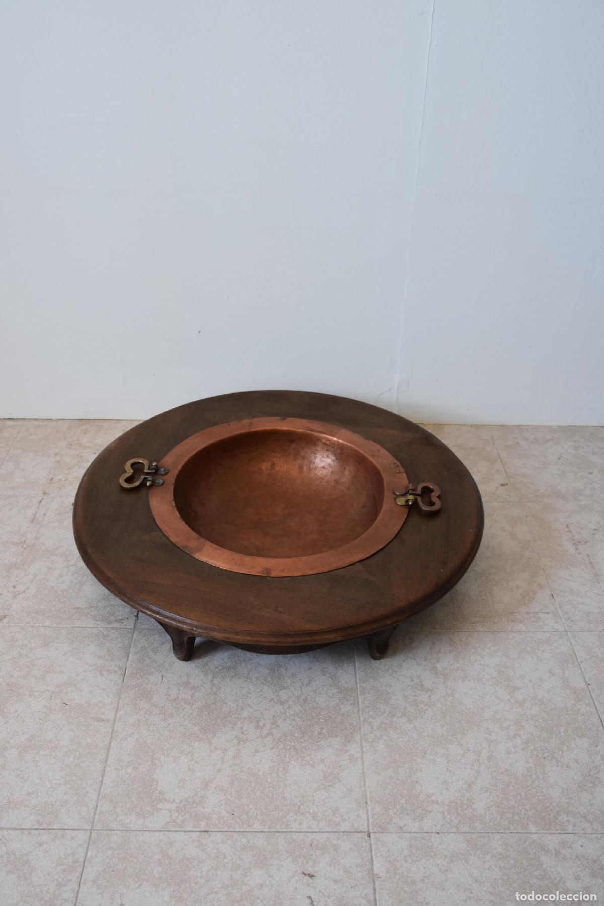 Antig&uuml;edades: Brasero de cobre con soporte de madera - Foto 2