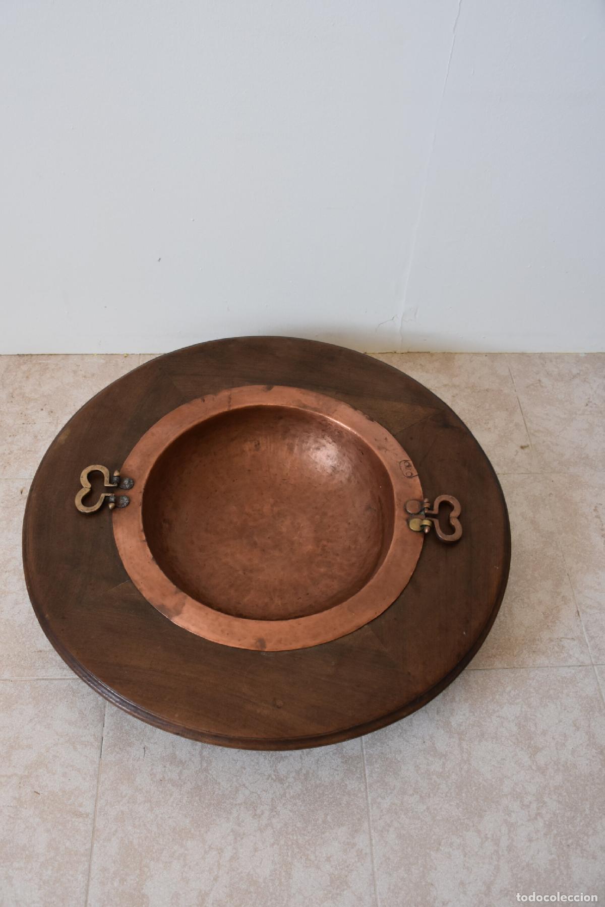 Antig&uuml;edades: Brasero de cobre con soporte de madera - Foto 3