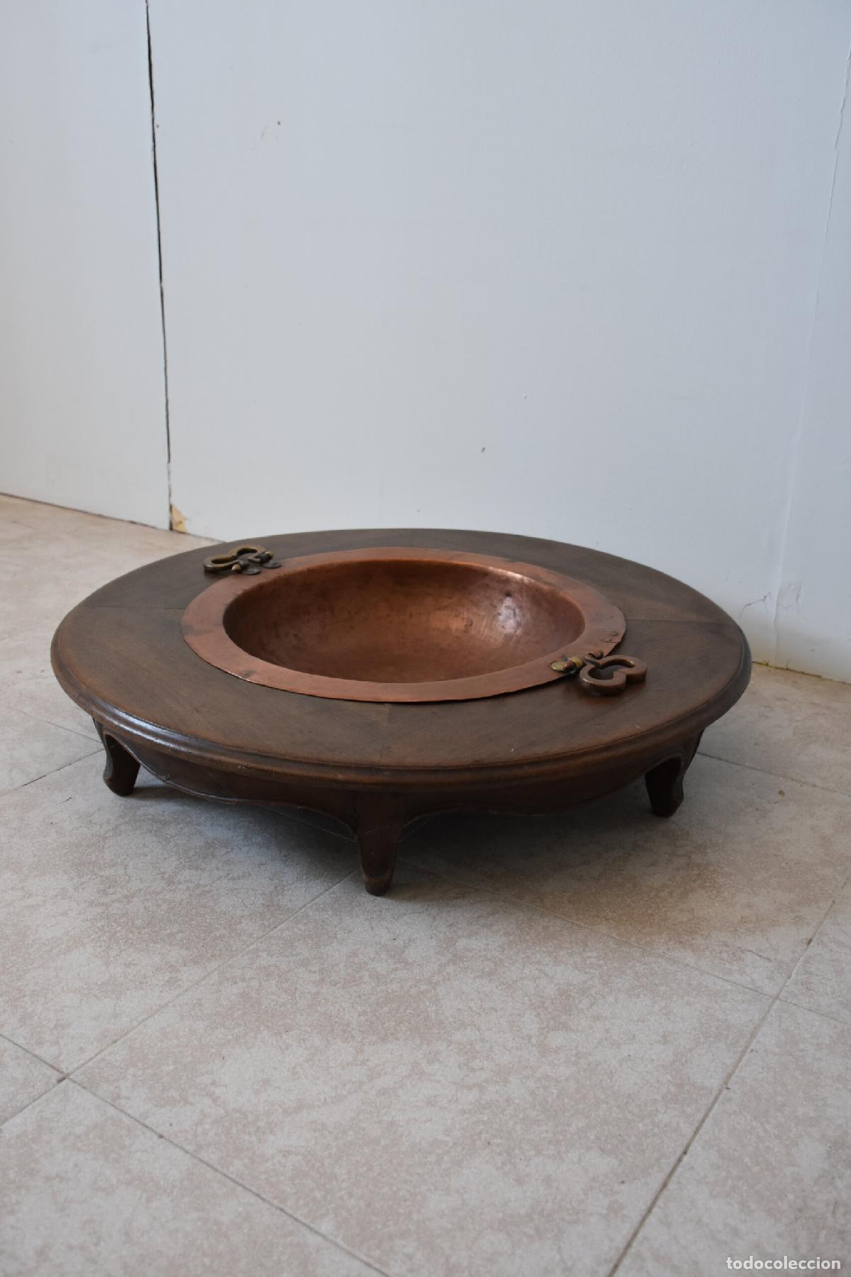 Antig&uuml;edades: Brasero de cobre con soporte de madera - Foto 4
