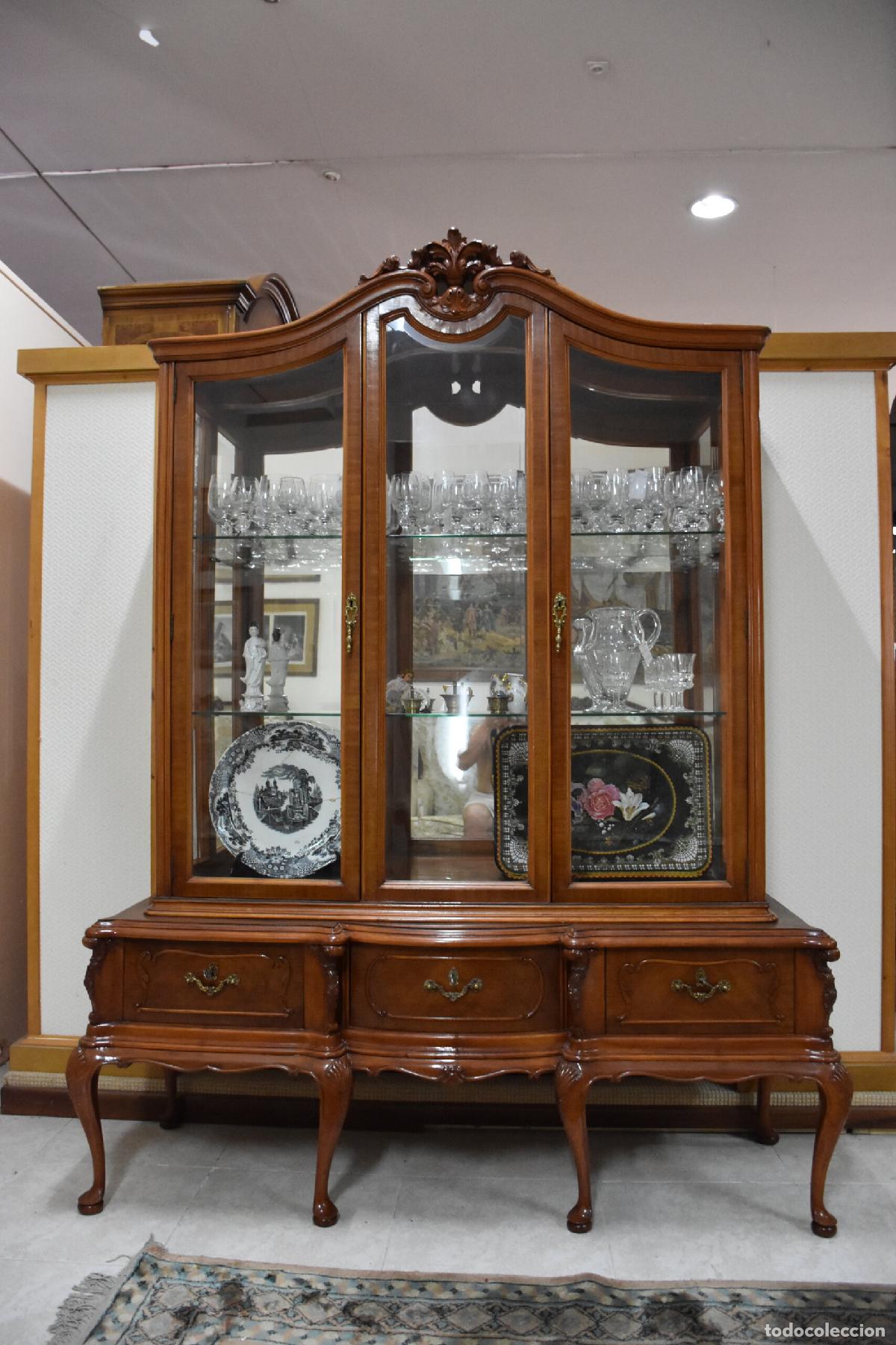 Antig&uuml;edades: Vitrina expositora clasica con tres puertas acristaladas