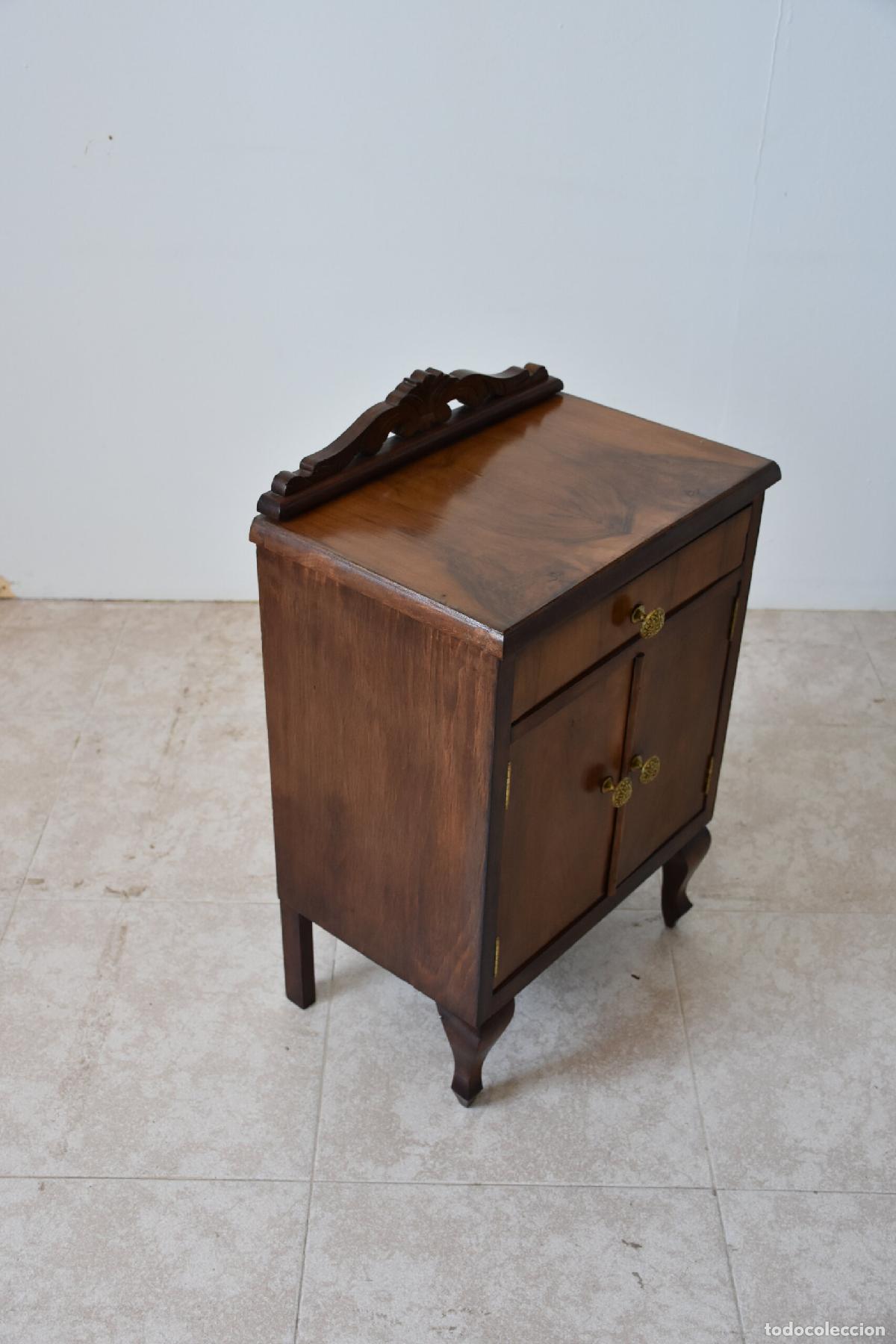 Antig&uuml;edades: Mesilla de noche con dos puertas - Foto 5
