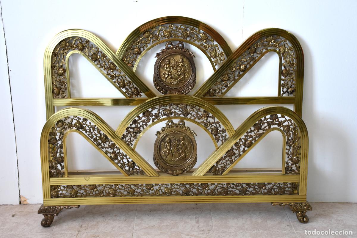 Antig&uuml;edades: Cama antigua de bronce con medallones - Foto 2